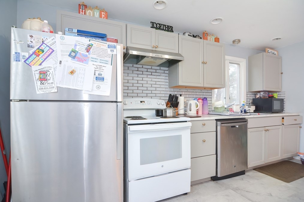 90 Christine St, Worcester MA  01606-2368 exterior