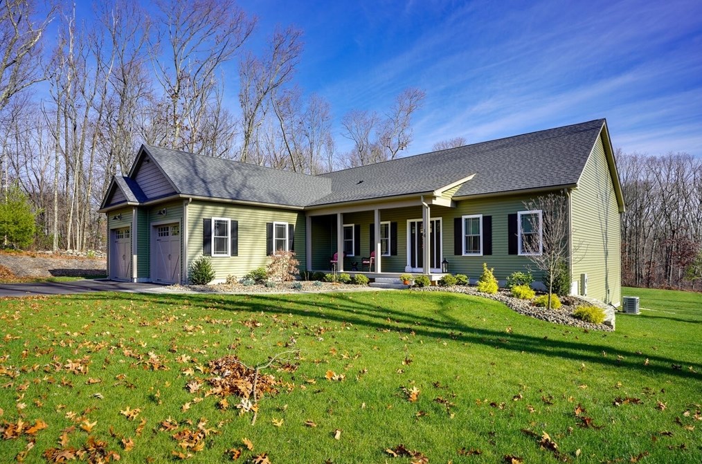 52 Harwood St, Oxford, MA 01540-2700