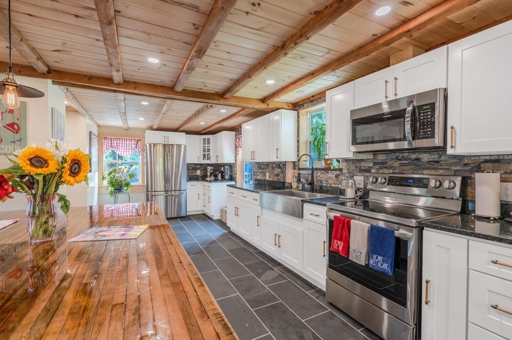 1406 Hixville Rd, Dartmouth MA  02747-1155 exterior