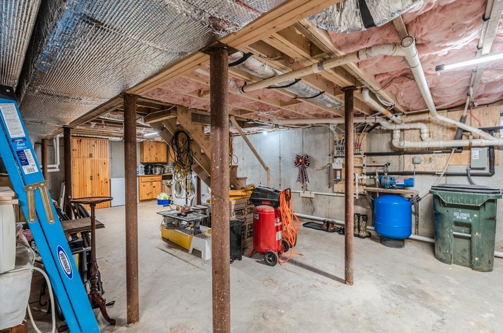 1406 Hixville Rd, Dartmouth MA  02747-1155 exterior