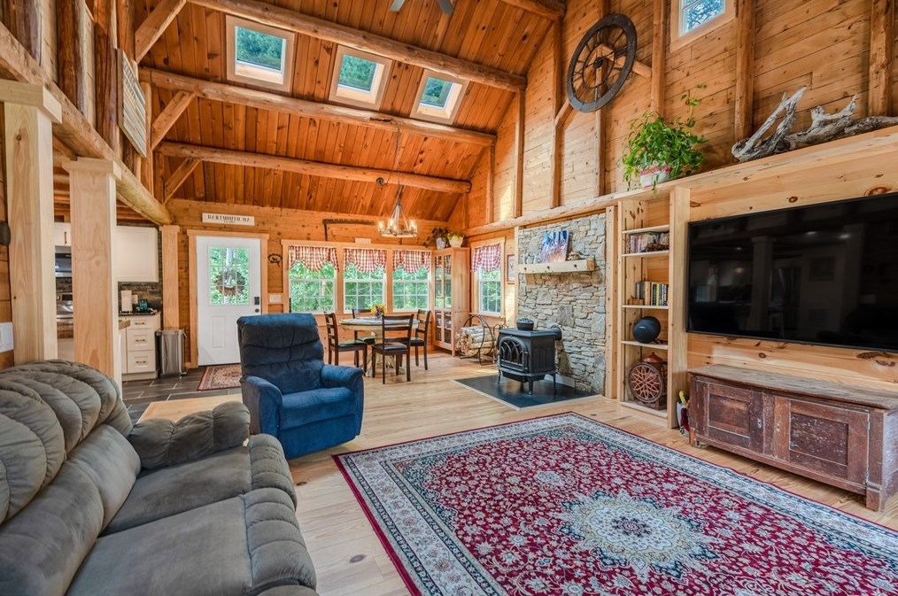 1406 Hixville Rd, Dartmouth MA  02747-1155 exterior