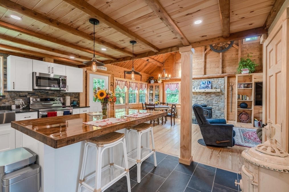 1406 Hixville Rd, Dartmouth MA  02747-1155 exterior