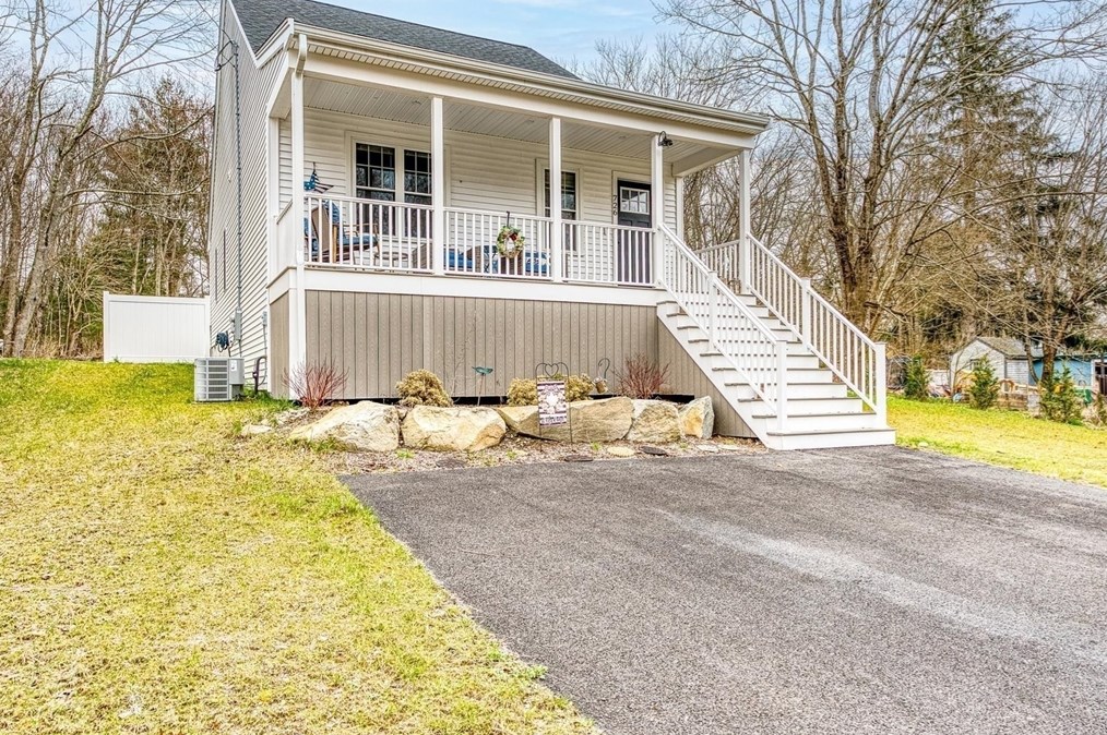 726 Dighton Ave, Taunton MA  02780-7131 exterior