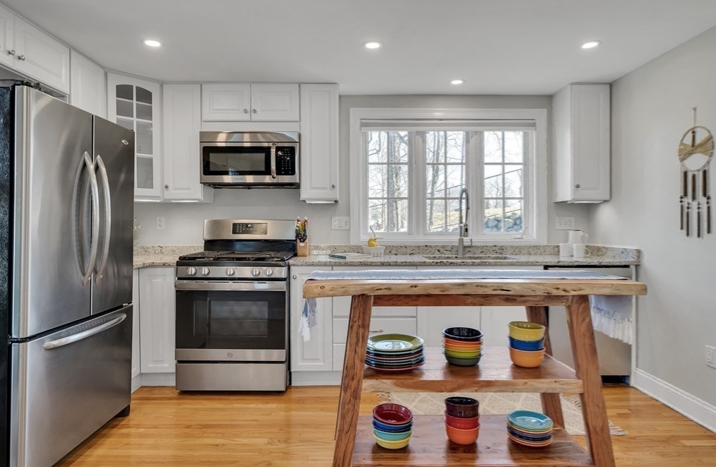 16 Beechwood Rd, Waltham MA  02453-6527 exterior