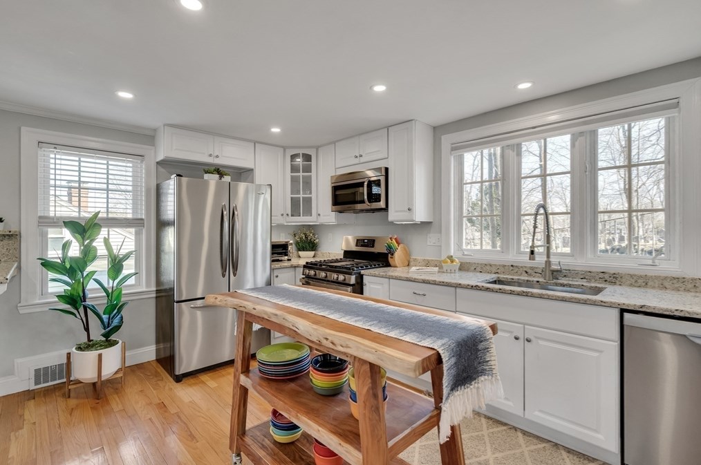 16 Beechwood Rd, Waltham MA  02453-6527 exterior