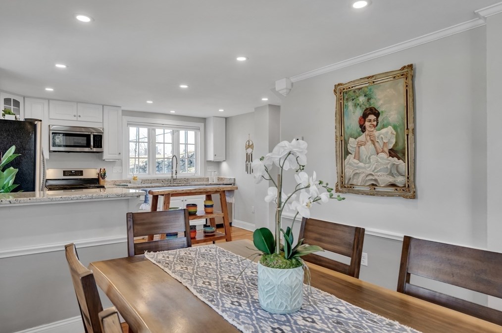 16 Beechwood Rd, Waltham MA  02453-6527 exterior