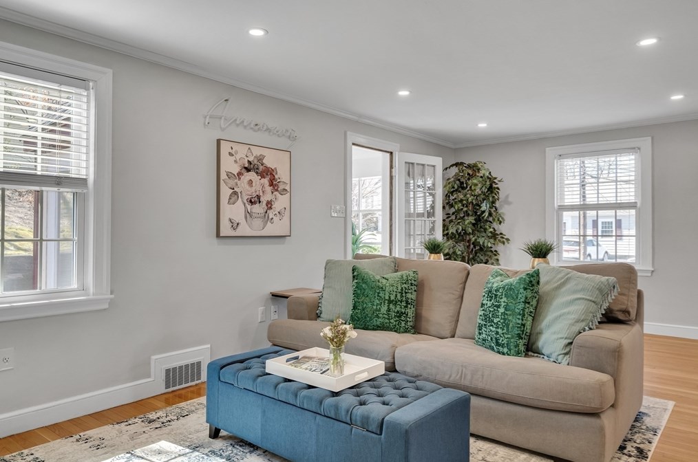 16 Beechwood Rd, Waltham MA  02453-6527 exterior