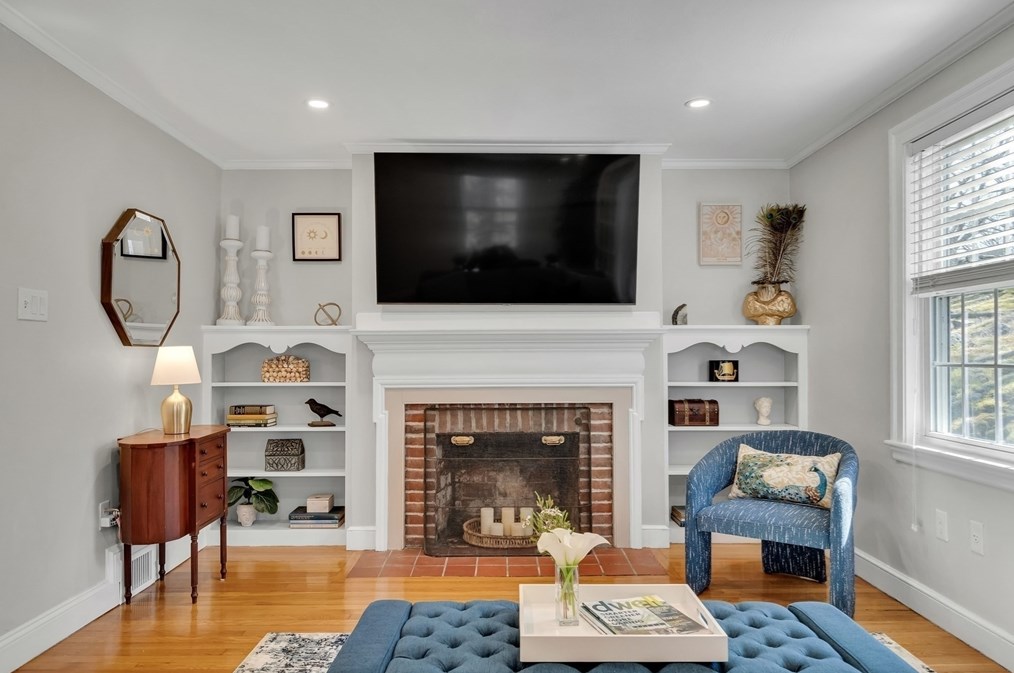 16 Beechwood Rd, Waltham MA  02453-6527 exterior