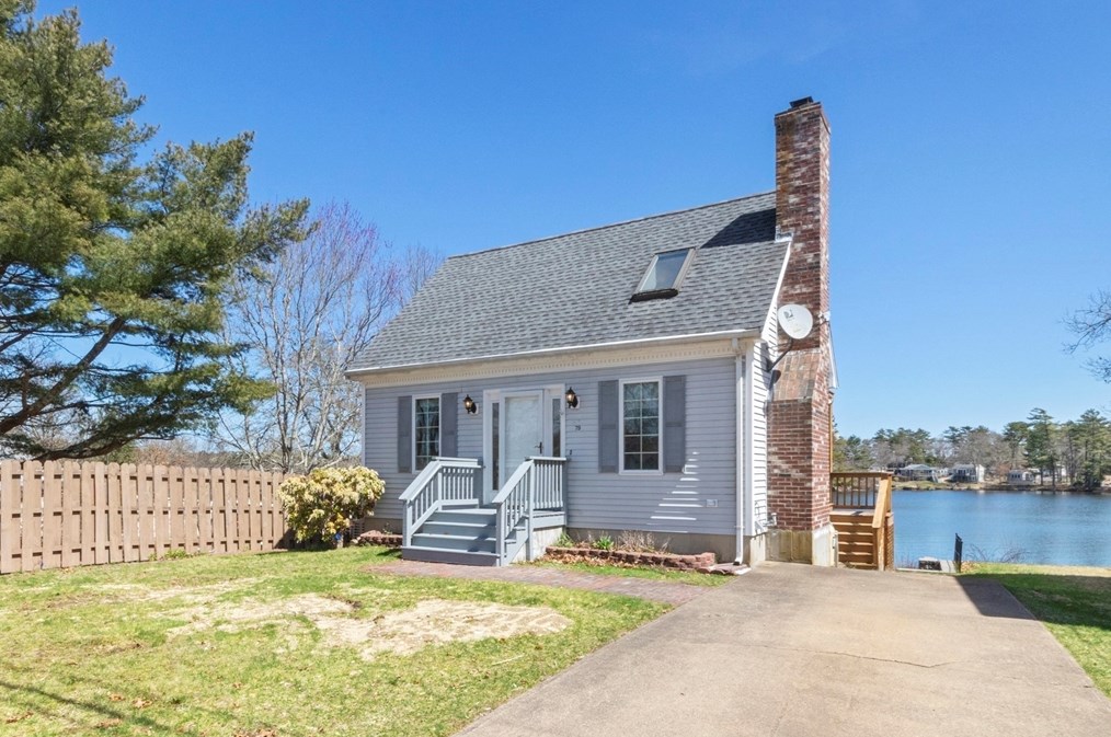 79 Agawam Lake Shore Dr, Wareham, MA 02571