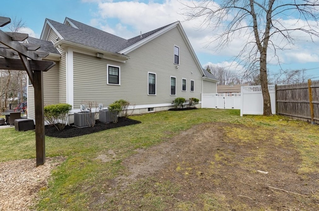 27 Bedford St, Burlington MA 01803-3725 exterior