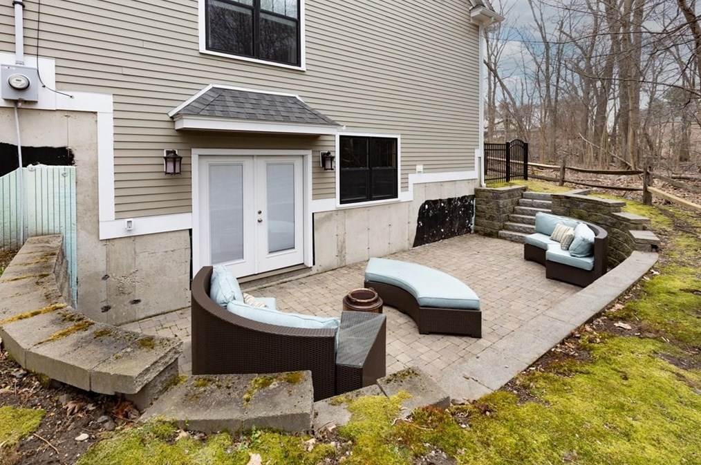 27 Bedford St, Burlington MA 01803-3725 exterior