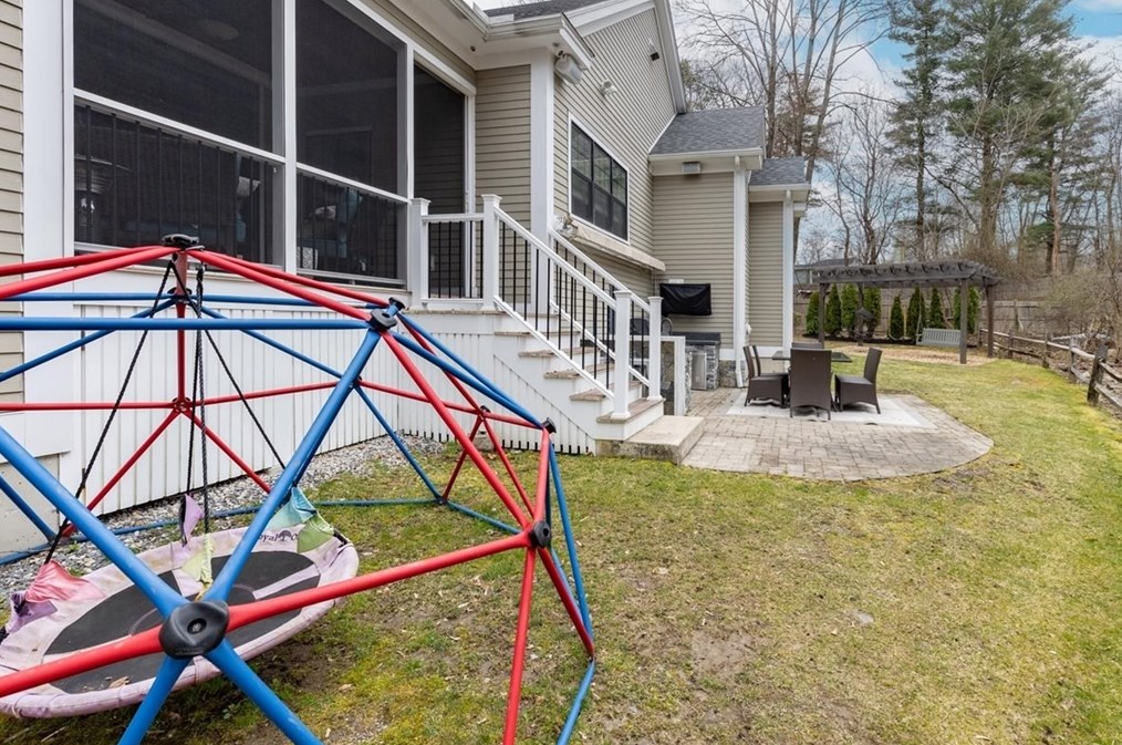 27 Bedford St, Burlington MA 01803-3725 exterior