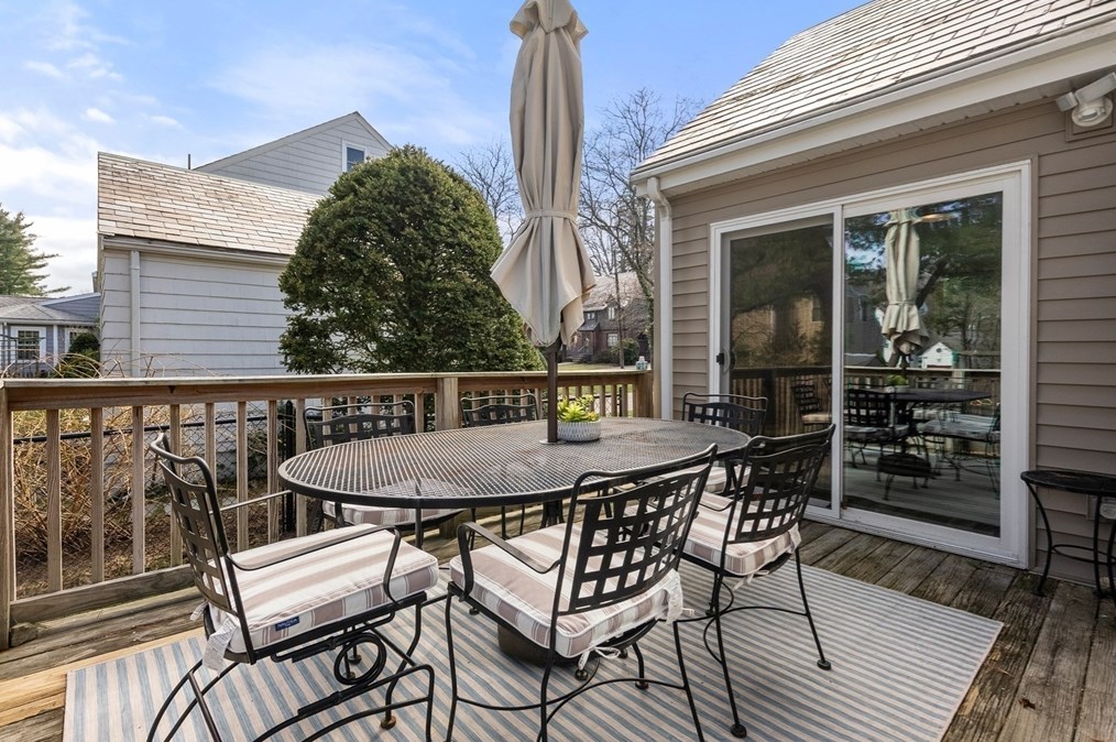 18 Sheldon Rd, Newton MA  02459-2738 exterior