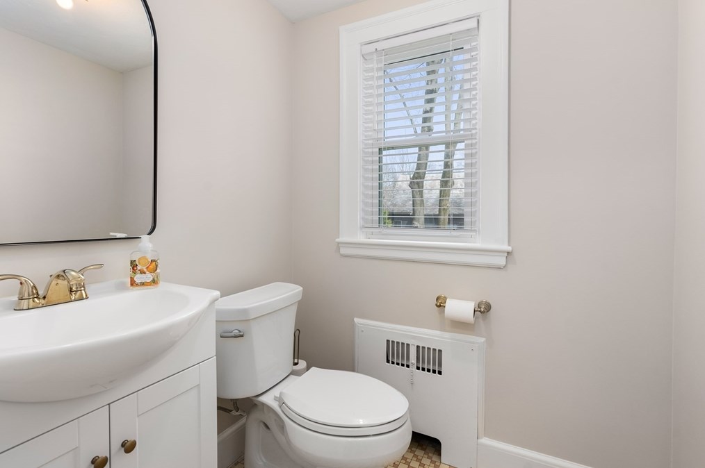 18 Sheldon Rd, Newton MA  02459-2738 exterior