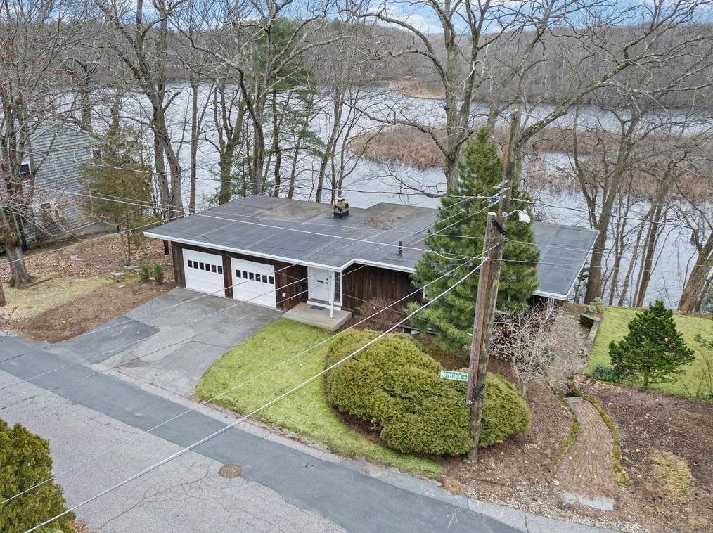 44 Riverside Dr, Waltham, MA 02453