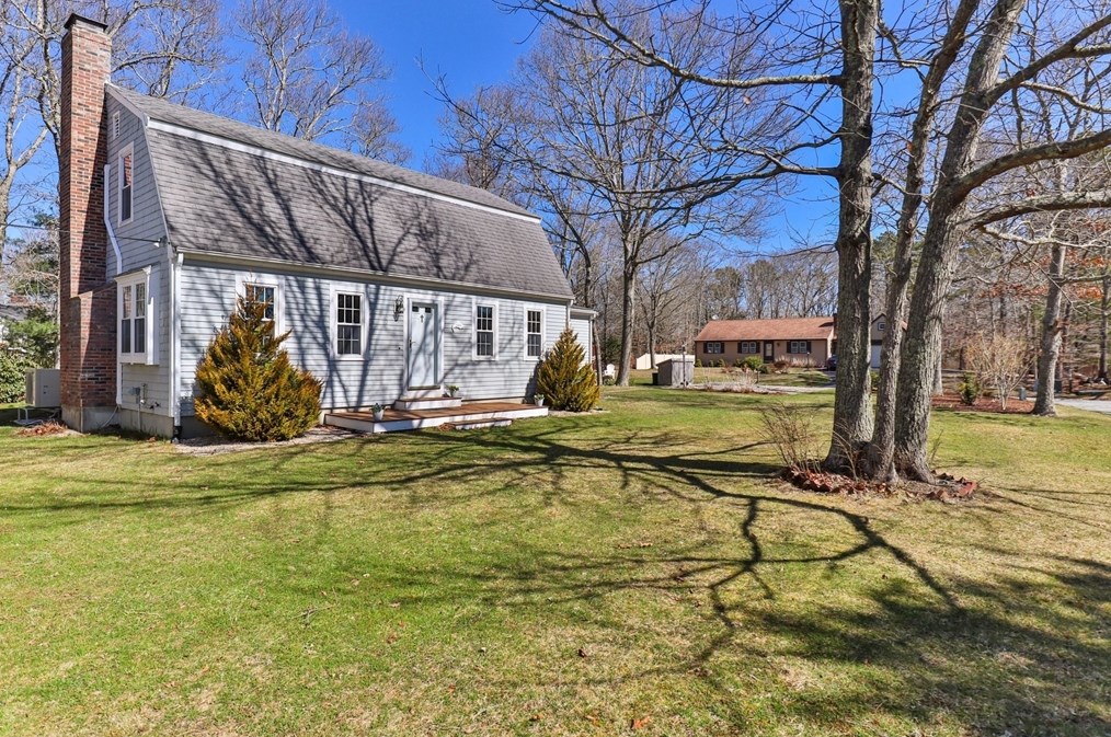 2 Bedford Pl, Sandwich, MA 02644-1719