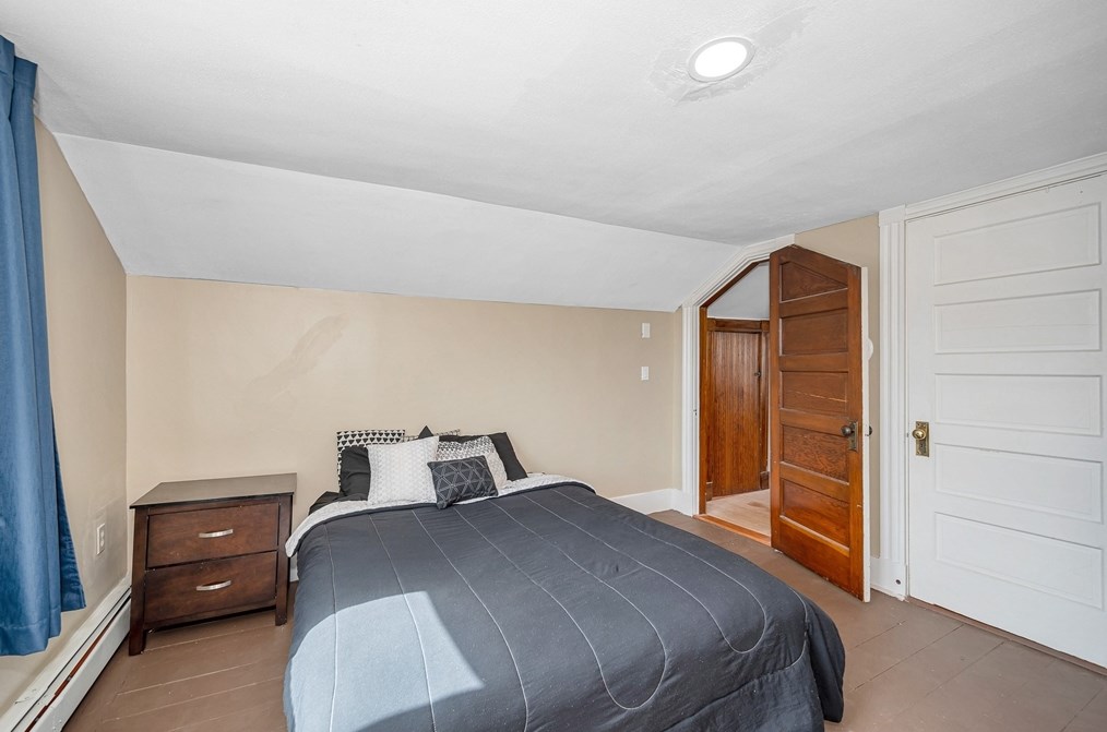 111 Lowell St, Methuen MA 01844-6824 exterior