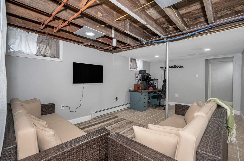 111 Lowell St, Methuen MA 01844-6824 exterior