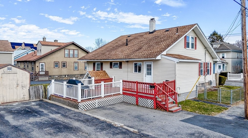 111 Lowell St, Methuen MA 01844-6824 exterior