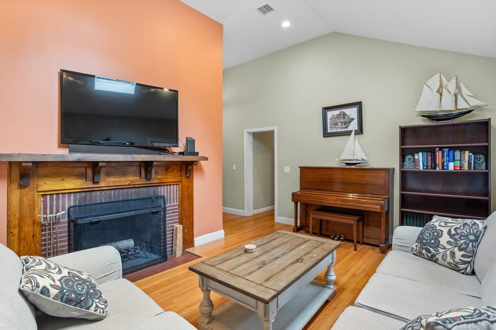 481 Cross St, Carlisle MA  01741-1593 exterior