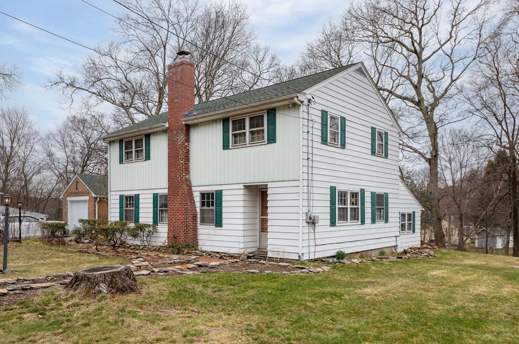 224 School St, Northbridge, MA 01534