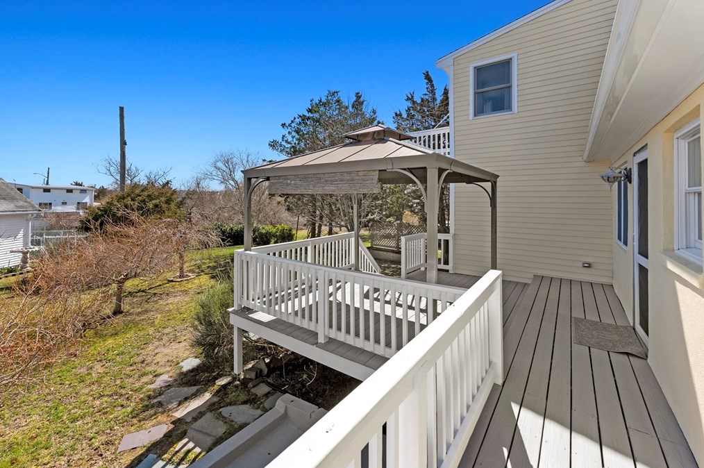 2 Bay Dr, Bourne MA  02532-3408 exterior