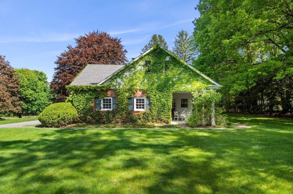 240 Clark Rd, Lowell MA 01852-3124 exterior