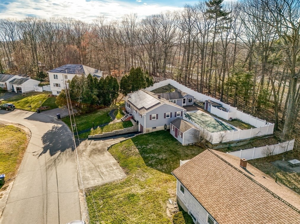 31 Cochrane Cir, Methuen MA  01844-3111 exterior