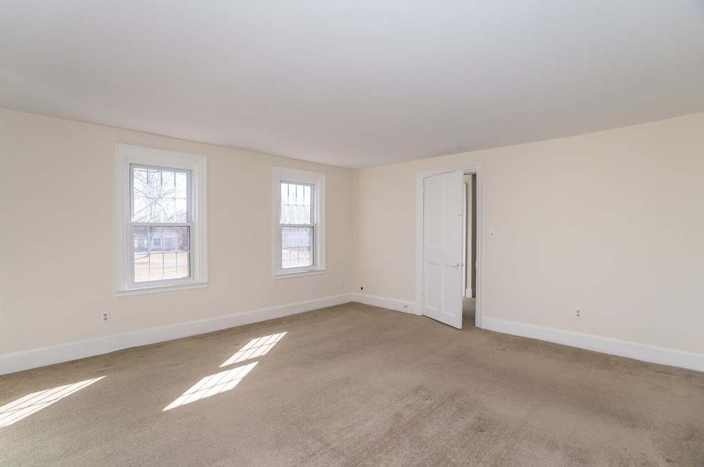 25 St, Hadley MA 01035-9502 exterior