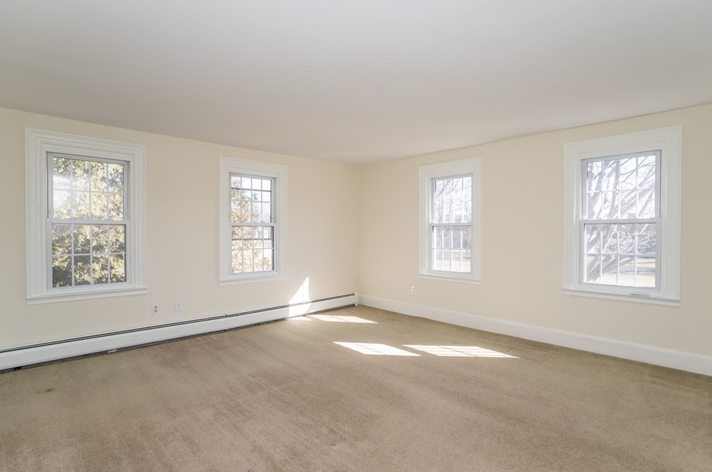 25 St, Hadley MA 01035-9502 exterior