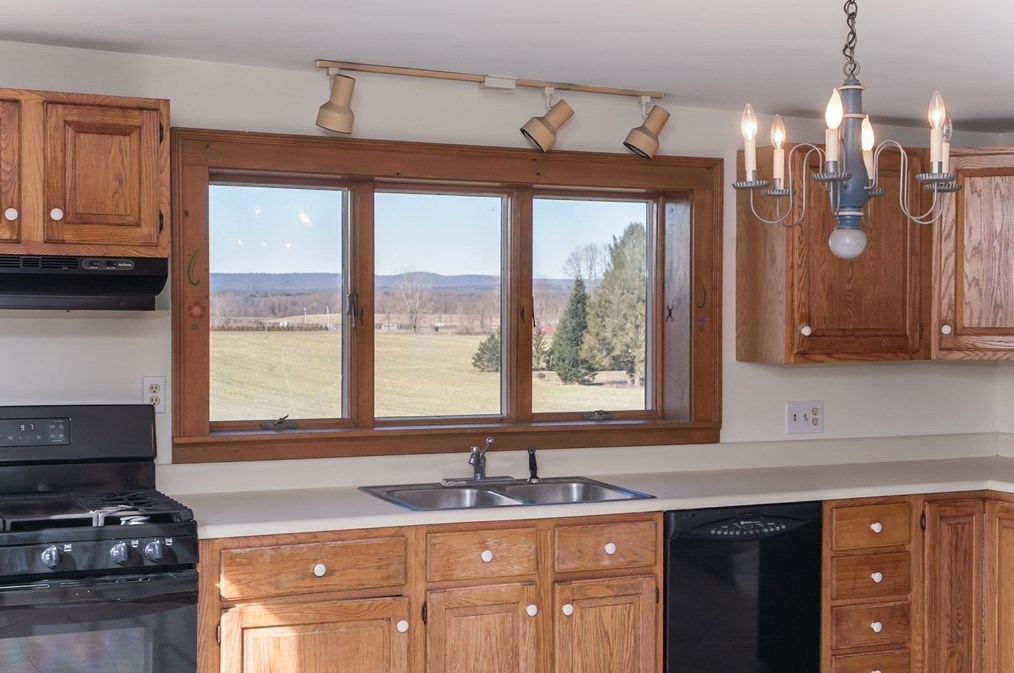 25 St, Hadley MA 01035-9502 exterior