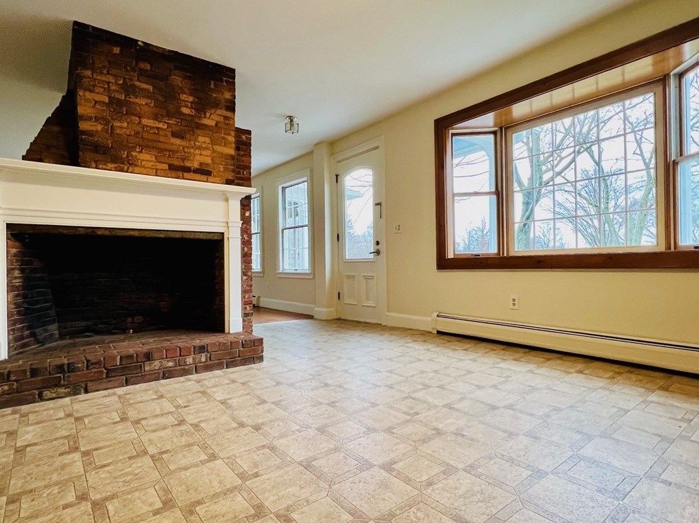 25 St, Hadley MA 01035-9502 exterior