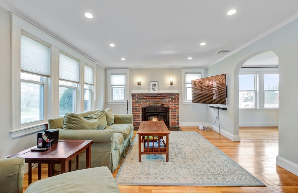 81 Mayall Rd, Waltham MA  02453-8266 exterior