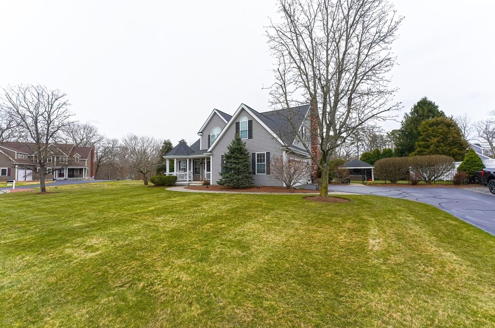 21 Lowe Meadow Ln, North Attleboro, MA 02760-6527