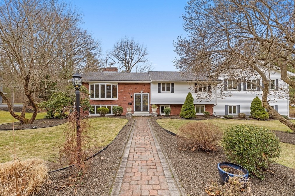 3 Winchester Dr, Lynnfield, MA 01940