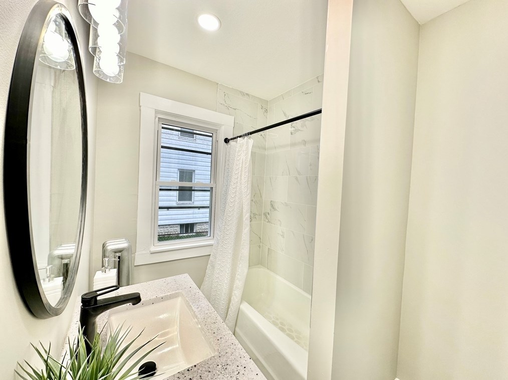 373 Hampden St, Chicopee MA 01013-1557 exterior