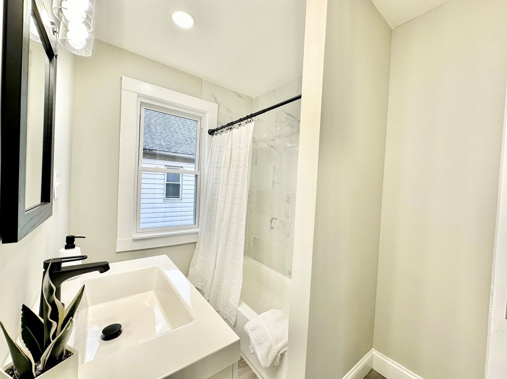 373 Hampden St, Chicopee MA 01013-1557 exterior