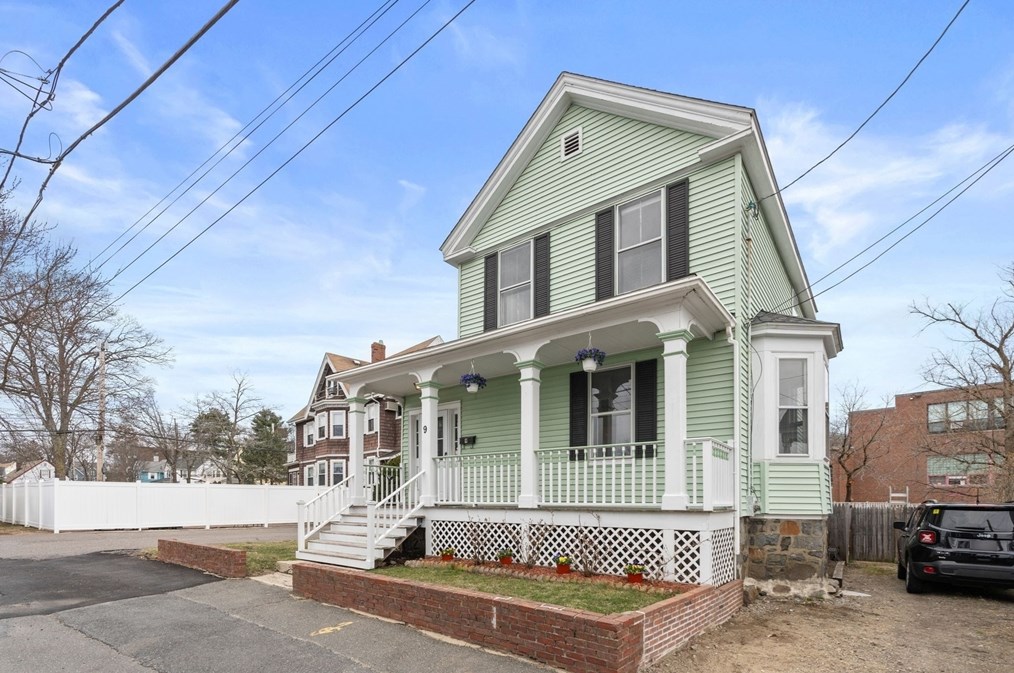 9 Greenleaf Pl, Melrose, MA 02176-1815