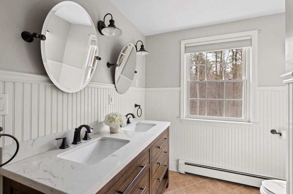 7 Camelot Dr, Hingham MA  02043-4861 exterior