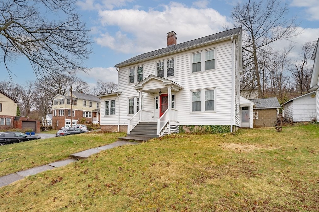 77 Queen St, Holyoke, MA 01040