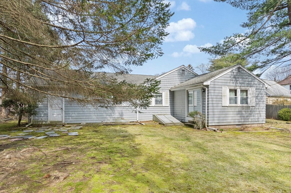 18 Evergreen Rd, Needham MA 02494-3142 exterior