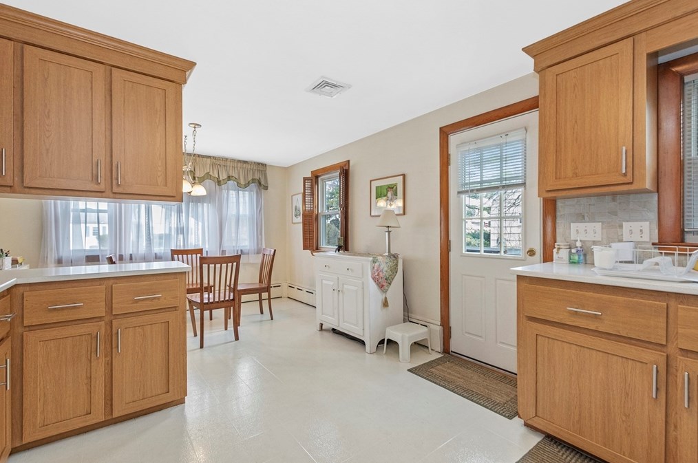 18 Evergreen Rd, Needham MA 02494-3142 exterior