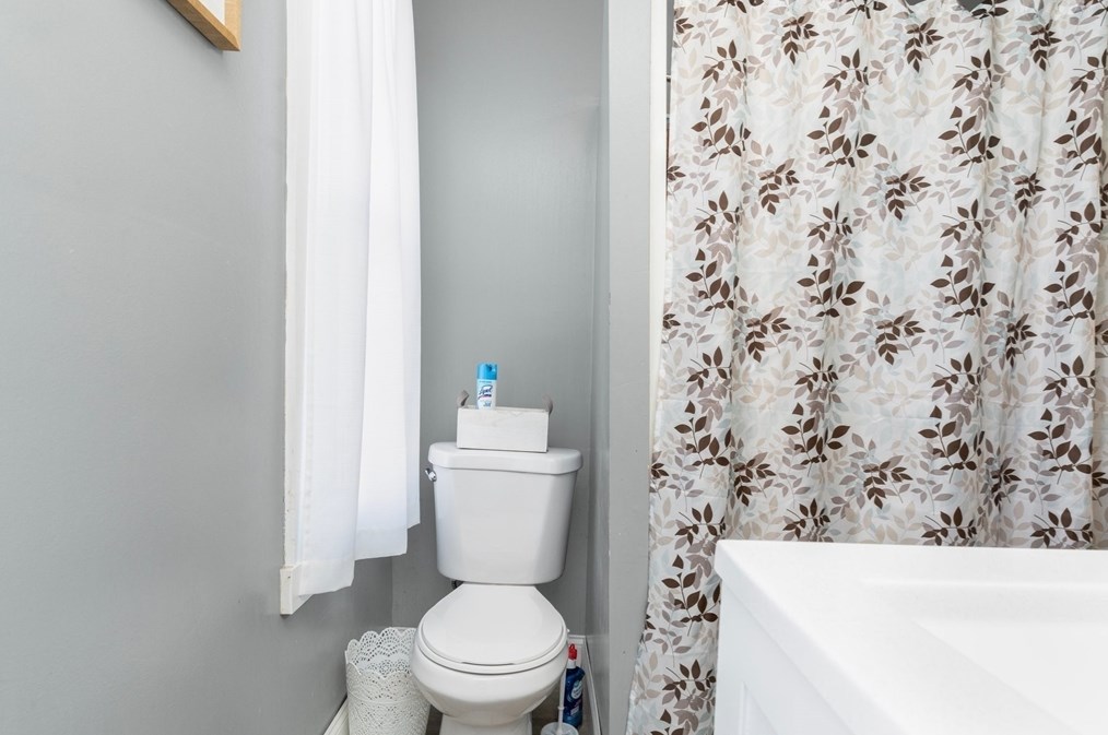 293 Earle St, New Bedford MA 02746-1813 exterior