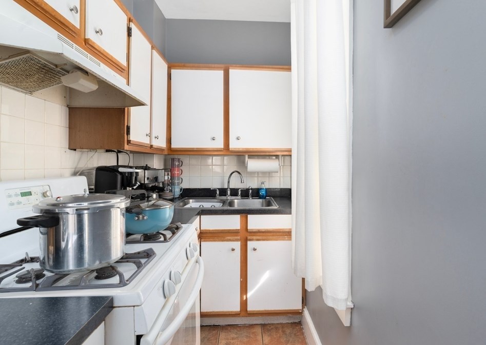 293 Earle St, New Bedford MA 02746-1813 exterior