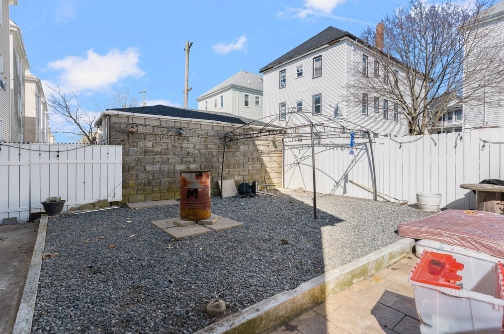 293 Earle St, New Bedford MA 02746-1813 exterior