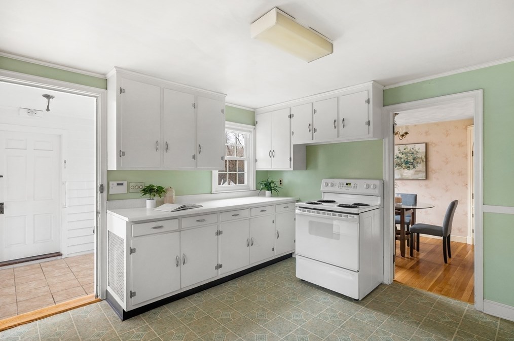 668 Burncoat St, Worcester MA 01606-1175 exterior