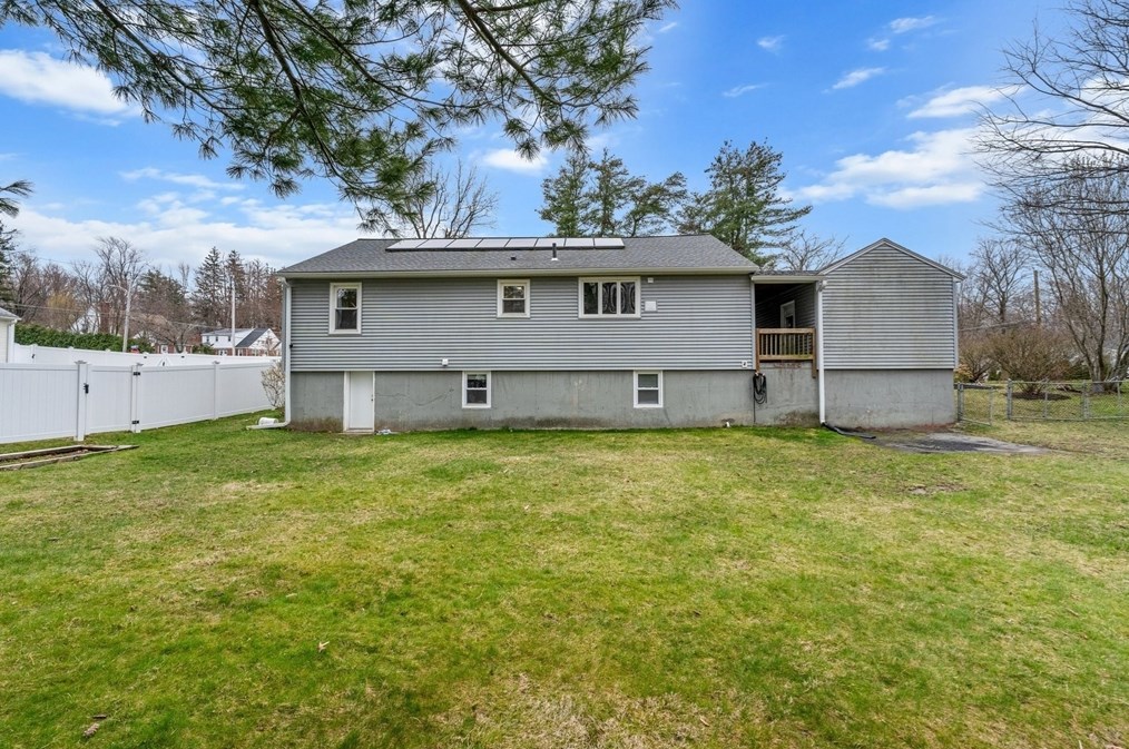 13 Stearns Ave, Leominster MA 01453 exterior