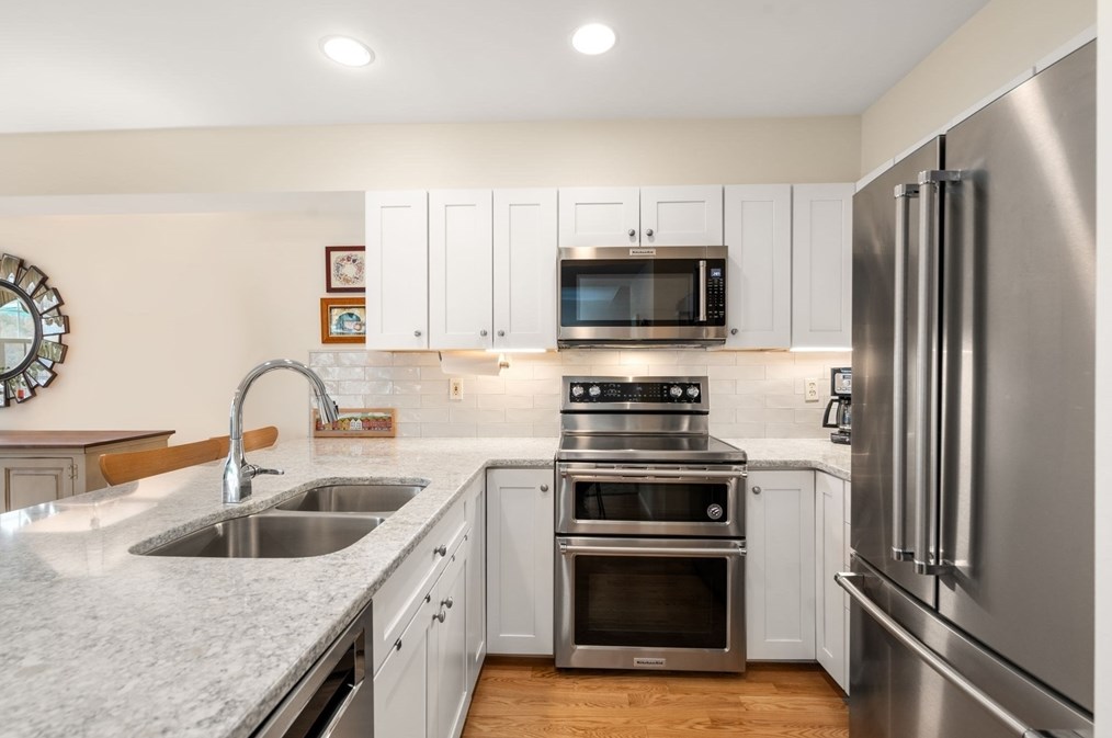 27 Clear Pond Dr, Walpole, MA 02081 exterior