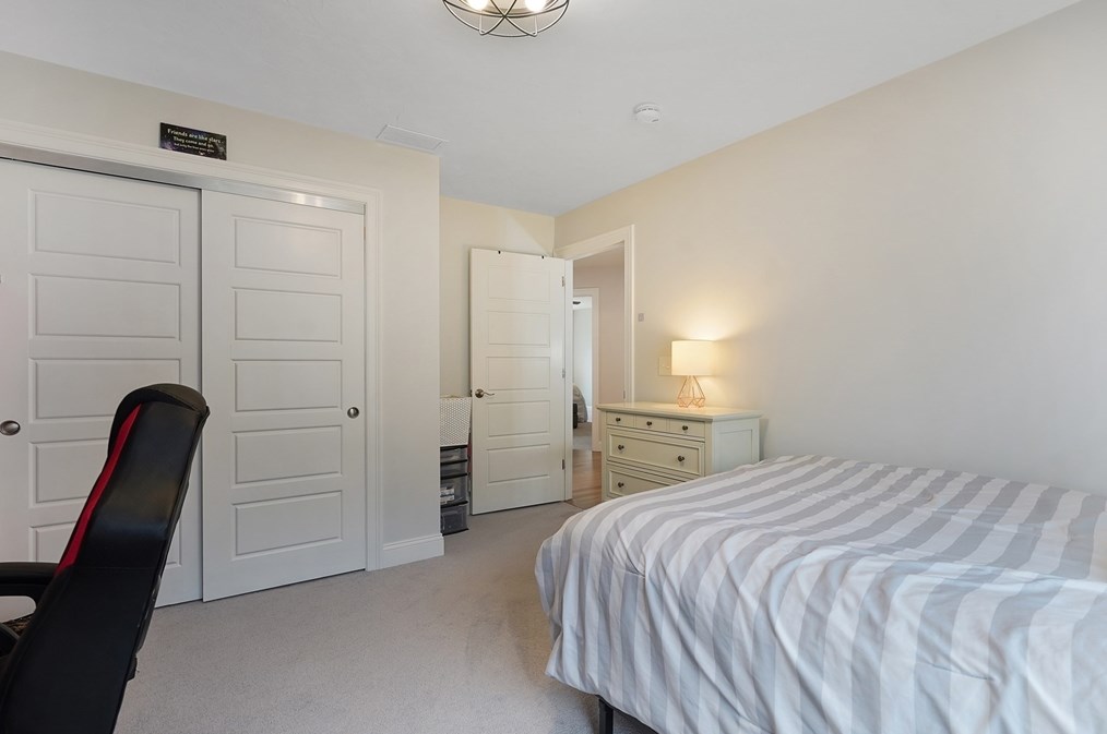 61 New Boston Rd, Sturbridge MA  01566-1334 exterior