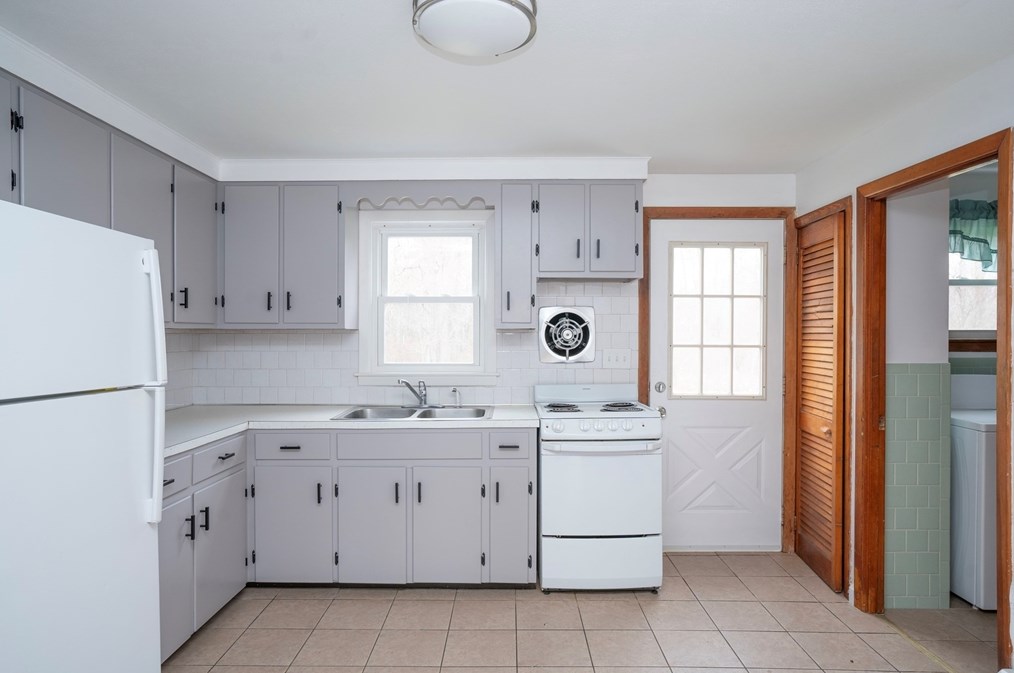 2278 County St, Taunton MA 02780-3509 exterior